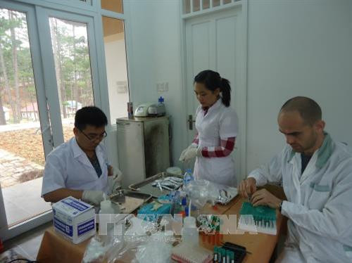 Xử lý mẫu nghiên cứu tại tỉnh Đăk Lăk. Ảnh: TTXVN Xử lý mẫu nghiên cứu tại tỉnh Đăk Lăk. Ảnh: TTXVN