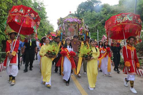 Tượng Bà từ bệ đá ngự trên đỉnh núi Sam được khiêng kiệu rước về sân khấu ở Miếu Bà dưới chân núi Sam. Ảnh: Công Mạo-TTXVN