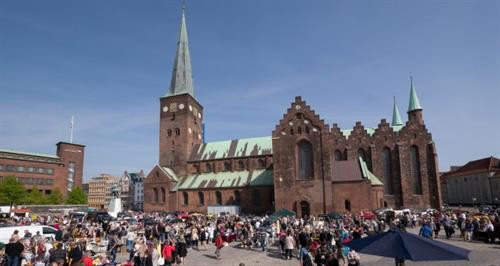 Nhà thờ Aarhus Domkirke cao nhất và dài nhất Đan Mạch, luôn đông khách tham quan - Ảnh: bagagerumsmarkeder