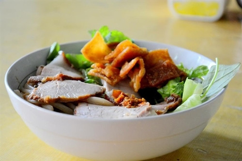 Một tô cao lầu ngon gồm những sợi mỳ đã chần qua nước sôi, thêm một ít giá trụng vừa chín tới và không thể thiếu rau sống của làng Trà Quế. Bên trên có những lát thịt xá xíu thái mỏng, da heo chiên giòn. Bạn có thể ăn cao lầu ở mọi nơi trong Hội An, nổi tiếng nhất là cao lầu Thanh ở Thái Phiên, cao lầu bà Bé ở Trần Phú. Giá một bát là 25.000 đồng. Ảnh: Má Lúm Một tô cao lầu ngon gồm những sợi mỳ đã chần qua nước sôi, thêm một ít giá trụng vừa chín tới và không thể thiếu rau sống của làng Trà Quế. Bên trên có những lát thịt xá xíu thái mỏng, da heo chiên giòn. Bạn có thể ăn cao lầu ở mọi nơi trong Hội An, nổi tiếng nhất là cao lầu Thanh ở Thái Phiên, cao lầu bà Bé ở Trần Phú. Giá một bát là 25.000 đồng. Ảnh: Má Lúm