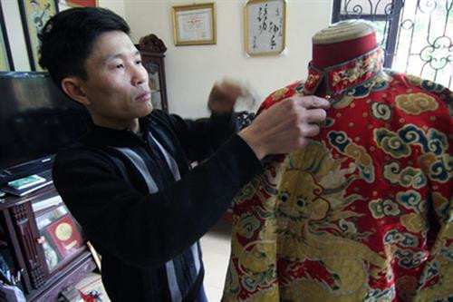 Những nghệ nhân thêu ở làng Đông Cứu dù không được đào tạo qua trường lớp cụ thể, chỉ học qua phương thức truyền miệng nhưng họ vẫn làm ra những sản phẩm chất lượng. (Ảnh: TL)