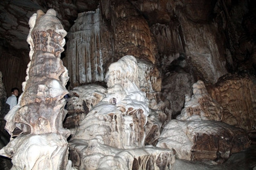 Nhiều thạch nhũ khổng lồ có lẽ được hình thành qua hàng nghìn năm kiến tạo