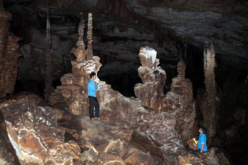 Càng vào sâu, hệ thống thạch nhũ càng phong phú ngay giữa không gian rộng lớn trung tâm của hang