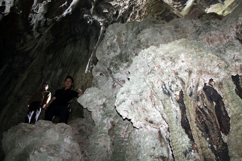 Ngay cửa hang đã xuất hiện nhiều nhũ đá kỹ vĩ.