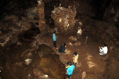Từ trần hang đến dưới nền, chỗ nào cũng có những kiến tạo thạch nhũ đủ loại hình thù.