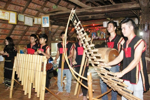 Ban nhạc gia đình Y Thim biểu diễn phục vụ khách tham quan trong ngôi nhà dài. Nguồn ảnh: internet Ban nhạc gia đình Y Thim biểu diễn phục vụ khách tham quan trong ngôi nhà dài. Nguồn ảnh: internet