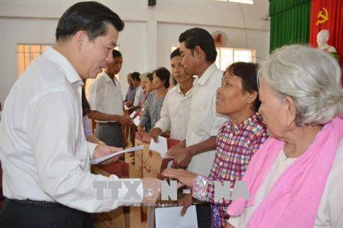 Tặng quà Tết cho hộ dân tộc thiểu số nghèo, gia đình chính sách. Ảnh: Hoài Thu – TTXVN. Tặng quà Tết cho hộ dân tộc thiểu số nghèo, gia đình chính sách. Ảnh: Hoài Thu – TTXVN.