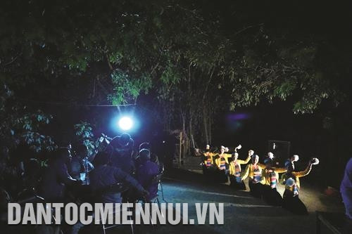 Tới Mai Châu, du khách được trải nghiệm không gian văn hóa đặc sắc với những đêm dập dìu chén rượu, điệu múa. Tới Mai Châu, du khách được trải nghiệm không gian văn hóa đặc sắc với những đêm dập dìu chén rượu, điệu múa.