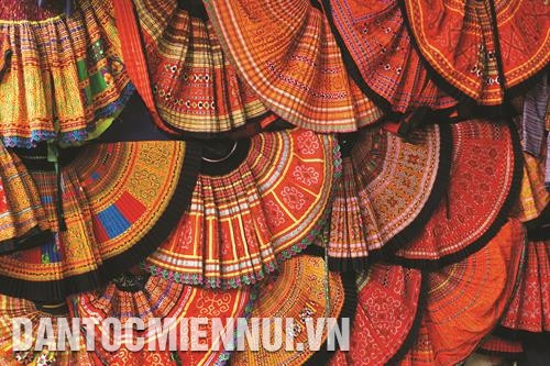 Những bộ váy rực rỡ sắc màu của đồng bào dân tộc Mông. Những bộ váy rực rỡ sắc màu của đồng bào dân tộc Mông.
