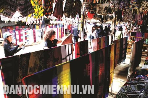 Từ chỗ chỉ dệt những chiếc khăn, chiếc áo thổ cẩm để mặc, đồng bào dân tộc nơi đây giờ đã tự làm nhiều đồ lưu niệm như: khăn quàng cổ, vải trang trí, dây đeo tay...để bán cho khách du lịch.