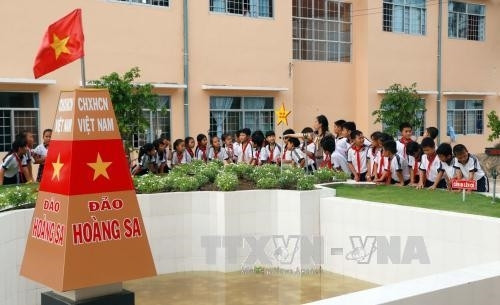 Mô hình bản đồ Việt Nam và hai quần đảo Hoàng Sa, Trường Sa trong khuôn viên trường Tiểu học Hộ Phòng A (phường Hộ Phòng, thị xã Giá Rai, Bạc Liêu)