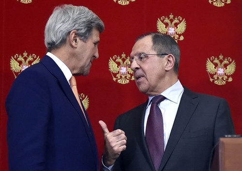 Ngoại trưởng Nga Sergei Lavrov (ảnh, phải) và người đồng cấp Mỹ John Kerry. AFP/ TTXVN
