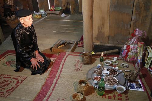 Nghi lễ cúng tổ tiên phù hộ cho mạnh khỏe, mùa màng bội thu. Ảnh: Đỗ Tuấn Anh Thóc giống được đựng trong gùi để chuẩn bị cho lễ chọc lỗ, tra hạt. Ảnh: Đỗ Tuấn Anh Già làng phát thóc giống cho những người trong bản . Ảnh: Đỗ Tuấn Anh Tiết mục múa cá lượn của người Khơ Mú. Ảnh: Đỗ Tuấn Anh Nghi thức tạ ơn trâu, bò đã giúp con người cày cấy, mang lại thóc lúa. Ảnh: Đỗ Tuấn Anh Nghi lễ cúng tổ tiên phù hộ cho mạnh khỏe, mùa màng bội thu. Ảnh: Đỗ Tuấn Anh Thóc giống được đựng trong gùi để chuẩn bị cho lễ chọc lỗ, tra hạt. Ảnh: Đỗ Tuấn Anh Già làng phát thóc giống cho những người trong bản . Ảnh: Đỗ Tuấn Anh Tiết mục múa cá lượn của người Khơ Mú. Ảnh: Đỗ Tuấn Anh Nghi thức tạ ơn trâu, bò đã giúp con người cày cấy, mang lại thóc lúa. Ảnh: Đỗ Tuấn Anh