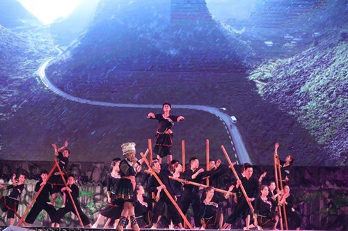 Một tiết mục biểu diễn nghệ thuật tại đêm khai mạc. Ảnh Quang Hà