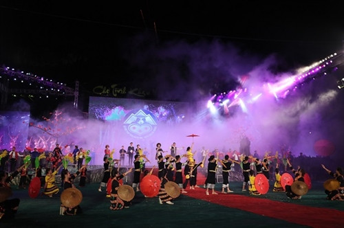 Một tiết mục biểu diễn nghệ thuật tại đêm khai mạc. Ảnh Quang Hà