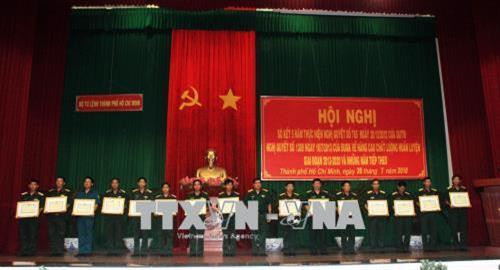 Trao tặng Bằng khen của Bộ Tư lệnh Thành phố Hồ Chí Minh cho đại diện tập thể có thành tích xuất sắc. Ảnh: Xuân Khu-TTXVN Trao tặng Bằng khen của Bộ Tư lệnh Thành phố Hồ Chí Minh cho đại diện tập thể có thành tích xuất sắc. Ảnh: Xuân Khu-TTXVN