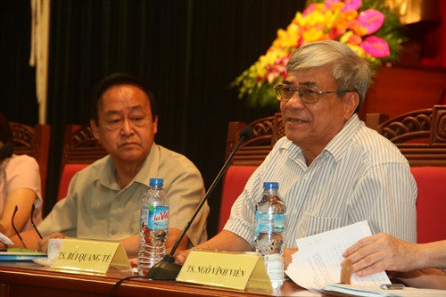 Hội thảo "Nhịp cầu nhà nông" có sự góp mặt của nhiều chuyên gia đầu ngành trồng trọt, chăn nuôi..., cùng đại diện Sở Nông nghiệp và Phát triển Nông thôn Hà Nội, UBND huyện Mê Linh. TS. Bùi Quang Tề trả lời các câu hỏi của bà con trong lĩnh vực thủy sản. PGS.TS Lê Văn Năm chia sẻ với bà con phác đồ điều trị các bệnh dịch trên đàn lợn.