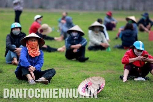 Người dân đợi đến lượt để vào lấy gạo tại cây "ATM gạo".
