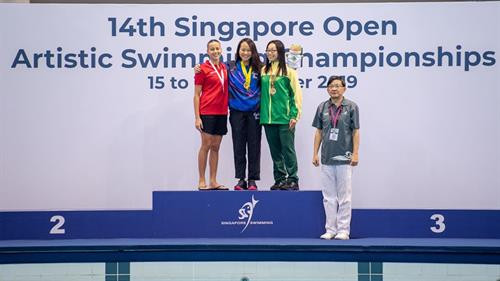 Phần thi giành huy chương đồng nhóm trẻ 15-18 Giải bơi nghệ thuật Singapore mở rộng lần thứ 14 của VĐV Lưu Nguyễn Kiều Anh. Ảnh: Fanpage Singapore Swimming Association.