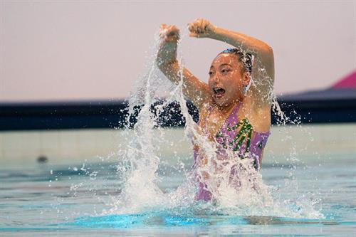 Phần thi giành huy chương đồng nhóm trẻ 15-18 Giải bơi nghệ thuật Singapore mở rộng lần thứ 14 của VĐV Lưu Nguyễn Kiều Anh. Ảnh: Fanpage Singapore Swimming Association.
