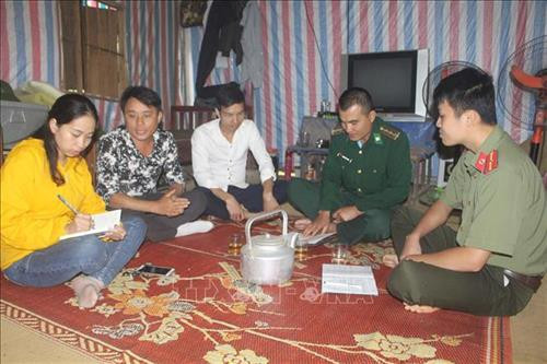 Lực lượng liên ngành cùng chính quyền địa phương tuyên truyền, vận động đồng bào Mông thực hiện các chủ trương, đường lối của Đảng, chính sách của Nhà nước. Ảnh: Khiếu Tư - TTXVN Lực lượng liên ngành cùng chính quyền địa phương tuyên truyền, vận động đồng bào Mông thực hiện các chủ trương, đường lối của Đảng, chính sách của Nhà nước. Ảnh: Khiếu Tư - TTXVN