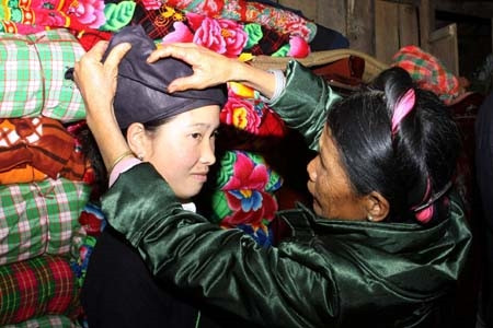 Vấn khăn, làm đẹp cho cô dâu sau khi "tằng cẩu" chuẩn bị về nhà chồng