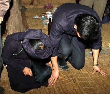 Cô dâu, chú rể cúi lạy trước bàn thờ tổ tiên nhà gái trong ngày cưới