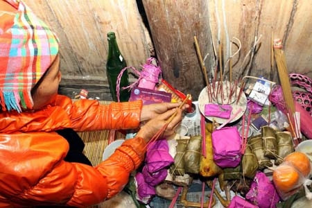 Thắp hương báo cáo thần linh, tổ tiên... về việc thành vợ thành chồng của đôi bạn trẻ trong ngày cưới