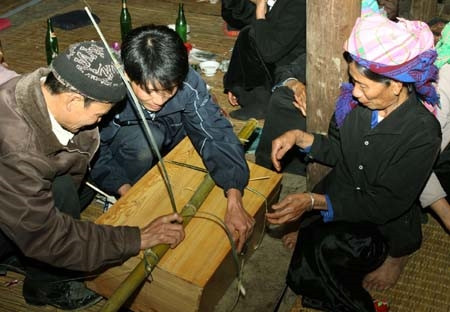 Những đồ dùng cần thiết của cô dâu được cho vào hòm gỗ buộc vào khúc tre để gánh về nhà chồng