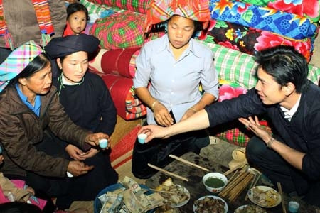 Chú rể mời những người thân trong gia đình cô dâu uống rượu, ăn thịt trong ngày cưới