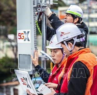 Nhân viên kỹ thuật của SK Telecom lắp đặt mạng viễn thông di động thế hệ thứ 5 (5G) tại đảo Ulleung, Hàn Quốc ngày 29/11/2018. Ảnh: YONHAP/TTXVN Nhân viên kỹ thuật của SK Telecom lắp đặt mạng viễn thông di động thế hệ thứ 5 (5G) tại đảo Ulleung, Hàn Quốc ngày 29/11/2018. Ảnh: YONHAP/TTXVN