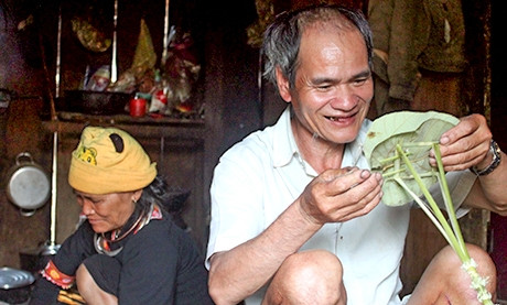 Già A Dâng chuẩn bị lễ vật cúng. Ảnh: T.H Già A Dâng chuẩn bị lễ vật cúng. Ảnh: T.H