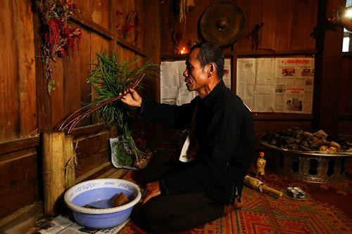 Thầy cúng gõ một hồi chiêng báo hiệu lễ cúng Tết hoa bắt đầu. Ảnh: Phan Tuấn Anh - TTXVN Thầy cúng gõ một hồi chiêng báo hiệu lễ cúng Tết hoa bắt đầu. Ảnh: Phan Tuấn Anh - TTXVN