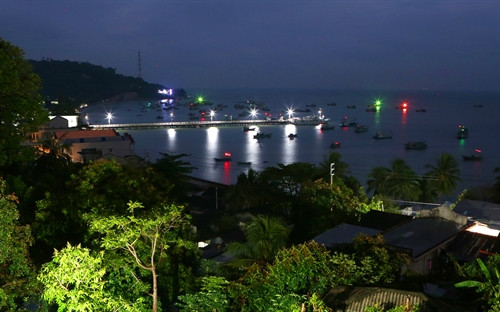 Công trình chiếu sáng khu công viên và bến tàu Lại Sơn (thay thế hệ thống đèn đường cũ) thuộc Chương trình “Thắp sáng đường quê”, nằm trong chuỗi hoạt động của Tháng “Tri ân khách hàng” vừa được Điện lực Rạch Giá hoàn thành. Công trình chiếu sáng khu công viên và bến tàu Lại Sơn (thay thế hệ thống đèn đường cũ) thuộc Chương trình “Thắp sáng đường quê”, nằm trong chuỗi hoạt động của Tháng “Tri ân khách hàng” vừa được Điện lực Rạch Giá hoàn thành.