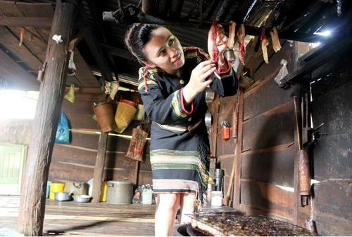 Thịt, cá gác bếp là món ngon để đãi khách quý. Thịt, cá gác bếp là món ngon để đãi khách quý.