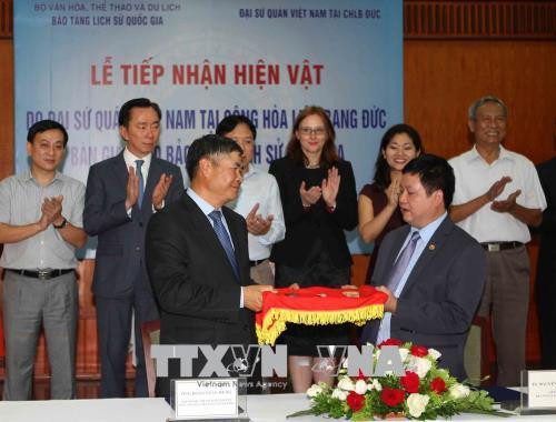 Ông Đoàn Xuân Hưng, Đại sứ đặc mệnh toàn quyền Việt Nam tại Cộng hòa Liên bang Đức bàn giao hiện vật cho ông Nguyễn Văn Cường, Giám đốc Bảo tàng Lịch sử quốc gia. Ảnh: Thanh Tùng-TTXVN Ông Đoàn Xuân Hưng, Đại sứ đặc mệnh toàn quyền Việt Nam tại Cộng hòa Liên bang Đức bàn giao hiện vật cho ông Nguyễn Văn Cường, Giám đốc Bảo tàng Lịch sử quốc gia. Ảnh: Thanh Tùng-TTXVN