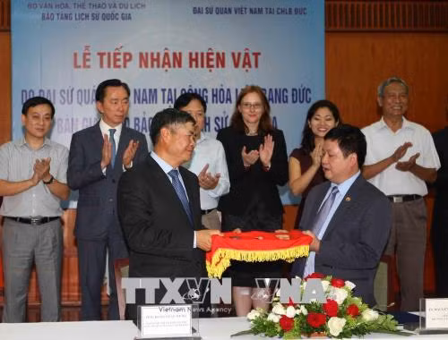 Ông Đoàn Xuân Hưng, Đại sứ đặc mệnh toàn quyền Việt Nam tại Cộng hòa Liên bang Đức bàn giao hiện vật cho ông Nguyễn Văn Cường, Giám đốc Bảo tàng Lịch sử quốc gia. Ảnh: Thanh Tùng-TTXVN Ông Đoàn Xuân Hưng, Đại sứ đặc mệnh toàn quyền Việt Nam tại Cộng hòa Liên bang Đức bàn giao hiện vật cho ông Nguyễn Văn Cường, Giám đốc Bảo tàng Lịch sử quốc gia. Ảnh: Thanh Tùng-TTXVN