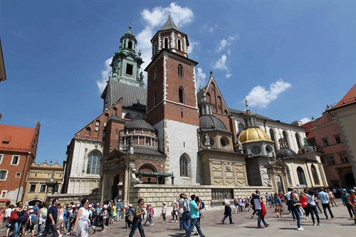 Cảnh quan tiêu biểu nhất của cố đô Krakow chính là tòa lâu đài tráng lệ của các nhà vua được xây dựng vào thế kỷ XIV trên đồi Wawel, nhìn xuống dòng sông Wisla hiền hòa. Trong khuôn viên lâu đài là vườn hoa tulip rực rỡ màu sắc, nhà thờ Catheral với mài vòm dát vàng óng ánh cùng những tháp chuông nhà thờ cổ kính đã ngả màu thời gian. Lâu đài và thánh đường dành cho việc đăng quang và chôn cất các vị vua Ba Lan.