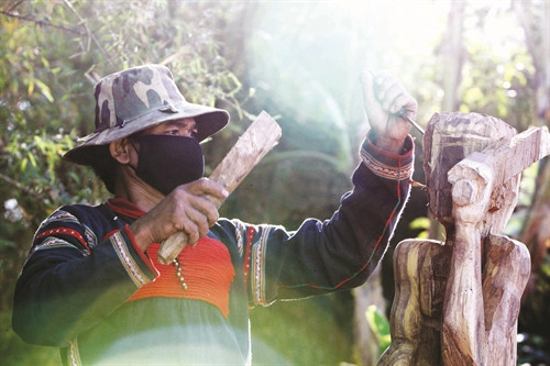 Đôi bàn tay tài hoa của đồng bào đã tạo nên những pho tượng gỗ rất sinh động Đôi bàn tay tài hoa của đồng bào đã tạo nên những pho tượng gỗ rất sinh động