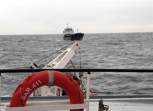 Tàu Hoàng Minh 15 được tàu SAR 411 lai dắt vào bờ an toàn.Ảnh: Trần Hoàng Ngọc - TTXVN Tàu Hoàng Minh 15 được tàu SAR 411 lai dắt vào bờ an toàn.Ảnh: Trần Hoàng Ngọc - TTXVN