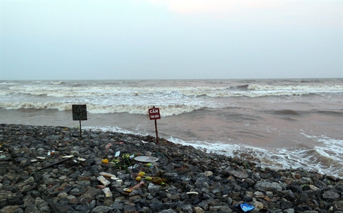 Bãi biển khu vực Nhà thờ đổ, xã Hải Lý, nơi sóng biển cuốn trôi 3 học sinh tỉnh Nam Định vào chiều 8/5. Ảnh: Văn Đạt - TTXVN Bãi biển khu vực Nhà thờ đổ, xã Hải Lý, nơi sóng biển cuốn trôi 3 học sinh tỉnh Nam Định vào chiều 8/5. Ảnh: Văn Đạt - TTXVN