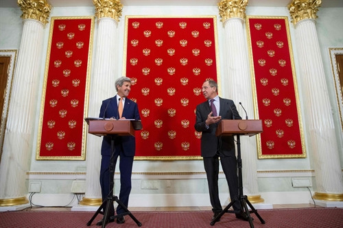 Trong ảnh (tư liệu): Ngoại trưởng Mỹ John Kerry (trái) và Ngoại trưởng Nga Sergei Lavrov phát biểu trong một cuộc họp báo ở thủ đô Moskva ngày 25/3. AFP/TTXVN