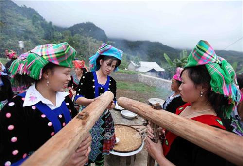 Đặc sắc lễ hội thi giã bánh giầy của đồng bào dân tộc Mông ảnh 10 Đặc sắc lễ hội thi giã bánh giầy của đồng bào dân tộc Mông ảnh 10