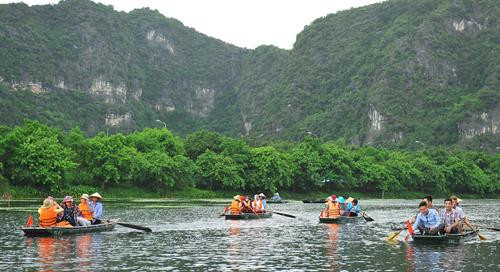 Du khách tham quan danh thắng Tràng An. Ảnh: Minh Đức - TTXVN Du khách tham quan danh thắng Tràng An. Ảnh: Minh Đức - TTXVN
