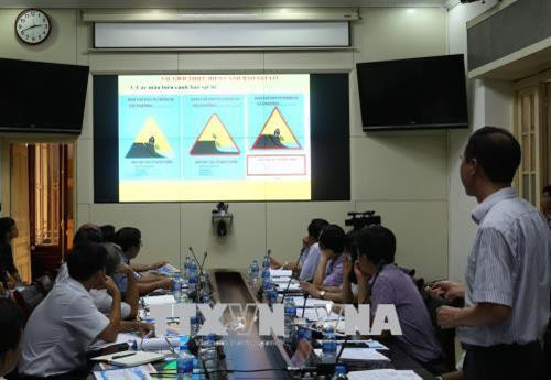 Vụ trưởng Vụ kiểm soát an toàn thiên tai (Tổng cục phòng chống thiên tai) Tăng Quốc Chính giới thiệu biển báo nguy hiểm trong bản đồ sạt lở bờ sông, xói lở bờ biển vùng đồng bằng sông Cửu Long. Ảnh: Vũ Sinh - TTXVN Vụ trưởng Vụ kiểm soát an toàn thiên tai (Tổng cục phòng chống thiên tai) Tăng Quốc Chính giới thiệu biển báo nguy hiểm trong bản đồ sạt lở bờ sông, xói lở bờ biển vùng đồng bằng sông Cửu Long. Ảnh: Vũ Sinh - TTXVN