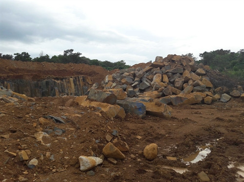 Khai thác đá trái phép tại khu vực tiếp giáp với thác Cột Đá. Ảnh: Hưng Thịnh - TTXVN Khai thác đá trái phép tại khu vực tiếp giáp với thác Cột Đá. Ảnh: Hưng Thịnh - TTXVN