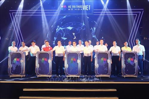 Phó Thủ tướng Vũ Đức Đam và các đại biểu thực hiện nghi thức ấn nút ra mắt nền tảng Bản đồ số Vmap và Hệ thống thông tin nhân đạo iNhandao. Ảnh: Minh Quyết - TTXVN Phó Thủ tướng Vũ Đức Đam và các đại biểu thực hiện nghi thức ấn nút ra mắt nền tảng Bản đồ số Vmap và Hệ thống thông tin nhân đạo iNhandao. Ảnh: Minh Quyết - TTXVN