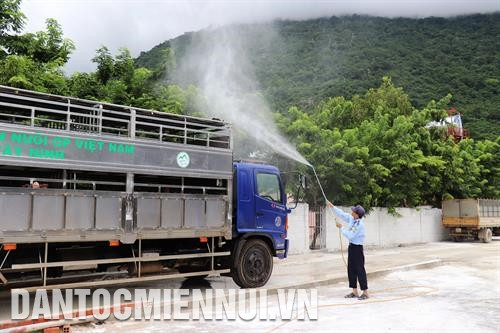 Phun thuốc tiêu độc, khử trùng phương tiện vận chuyển trước khi vào kho. Ảnh: Lê Đức Hoảnh Phun thuốc tiêu độc, khử trùng phương tiện vận chuyển trước khi vào kho. Ảnh: Lê Đức Hoảnh
