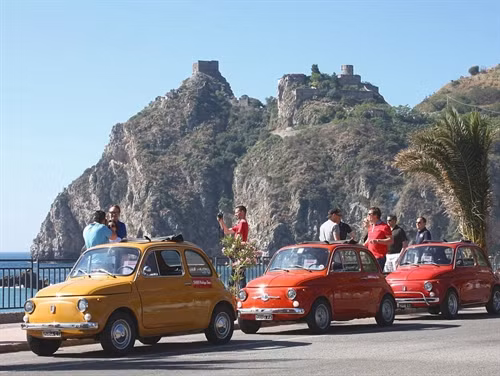 Trong phim "Bố già" của nhà văn Mario Puzo, thị trấn Modica ở vùng Sicily là quê hương của nhân vật ông trùm mafia Vito Corleone. Ảnh: Pinimg. Du khách đến thị trấn thường ăn bánh quy ngọt và uống Granitas tại quán bar Vitelli, nơi nhân vật Michael Corleone từng ngồi, khi về quê cha để lẩn trốn sự truy đuổi. Ảnh: James Dunn/Daily Mail. Quán bar trong phim và ngoài đời thực không có sự khác biệt, bên ngoài được phủ xanh bằng giàn cây leo. Ảnh: Shutterstock/Goran Vrhovac. Một cảnh trong phim "Bố già". Trong phim, Michael Corleone cùng các bạn của mình đến quán bar để xin cưới con gái chủ quán, người anh đã yêu ngay lần đầu gặp trên một con đường làng. Ảnh: Paramount Pictures/REX/Shutterstock. Từ bar Vitelli, du khách có thể nhìn thấy nhà thờ Savoca, nơi đạo diễn Francis Ford Coppola quay cảnh đám cưới của Michael Corleone và người vợ đầu tiên. Ảnh: Shutterstock/Anadman BVBA. Nhờ những cảnh quay trong bộ phim huyền thoại, Sicily trở thành thỏi nam châm thu hút du khách từ khắp nơi trên thế giới đổ về. Ảnh: James Dunn/Daily Mail. Nhiều du khách thích thú khi được thuê lái những chiếc xe hơi cổ đến núi Etna, ngọn núi lửa nổi tiếng của hòn đảo và ghé thăm những vườn nho trong vùng. Ảnh: James Dunn/Daily Mail. Người dân Sicily ưu ái dành tình cảm cho đạo diễn Francis Ford Coppola bằng một bức tượng kim loại hình ông bên máy quay phim. Phía xa là nhà thờ Santa Maria Degli Angeli, nơi quay cảnh ông trùm Michael Corleone kết hôn với người vợ đầu tiên. Ảnh: James Dunn/Daily Mail. Cảnh quan vùng Sicily giữ được nét trầm mặc, yên tĩnh và có phần bí hiểm, giống như những gì đã xuất hiện trên phim cách đây hơn 40 năm. Ảnh: Shutterstock/Nikiforov Alexander. Một địa điểm nổi tiếng khác ở Sicily là nơi nhân vật Vito Corleone sinh ra, xuất hiện trong "Bố già" phần III. Ảnh: James Dunn/Daily Mail. Ngoài khu nội thất sang trọng, bên ngoài biệt thự là khu vực ăn uống mở. Du khách có thể thưởng thức rượu vang và món ăn ngon của địa phương vào những buổi chiều nắng nóng. Ảnh: James Dunn/Daily Mail. Không gian mở hướng ra biển mang lại cảm giác thư giãn yên tĩnh. Ảnh: James Dunn/Daily Mail. Sau chuyến thăm các địa danh xuất hiện trong phim, du khách có thể ghé một nhà hát cổ tuyệt đẹp nằm trên quả đồi nhỏ nhìn ra vịnh. Ảnh: Shutterstock/Arts lllustrated Studios.