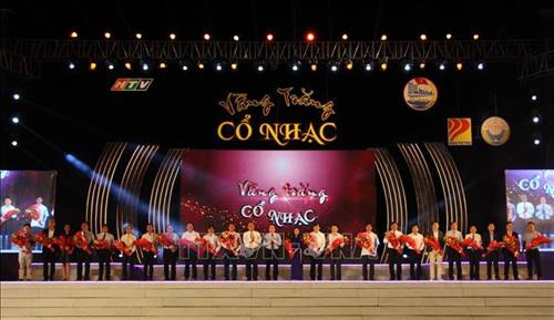 Đại diện các đơn vị, doanh nghiệp đóng góp vào Quỹ an sinh phúc lợi xã hội tỉnh Hậu Giang nhận hoa từ lãnh đạo tỉnh. Ảnh: Hồng Thái – TTXVN Đại diện các đơn vị, doanh nghiệp đóng góp vào Quỹ an sinh phúc lợi xã hội tỉnh Hậu Giang nhận hoa từ lãnh đạo tỉnh. Ảnh: Hồng Thái – TTXVN